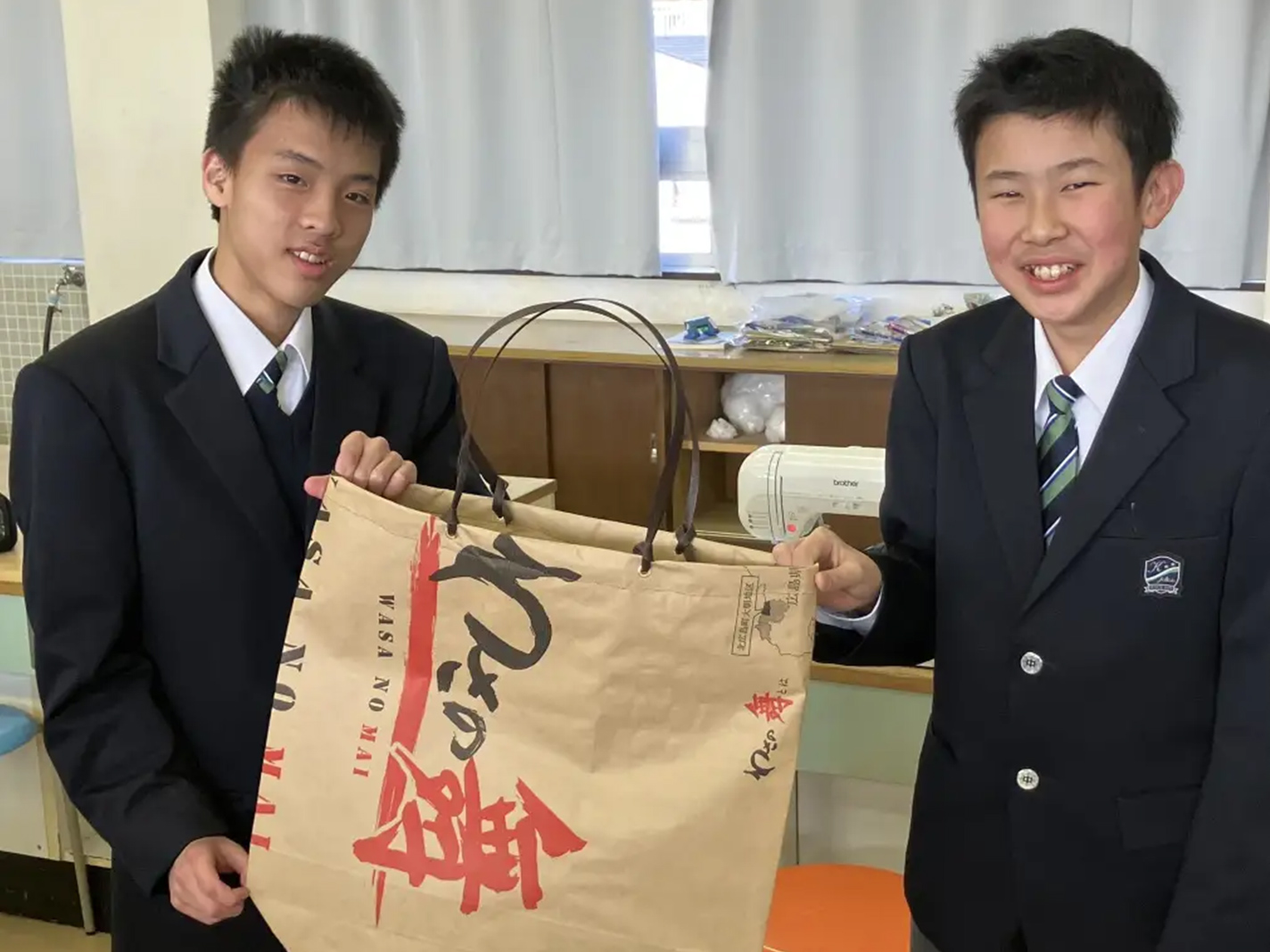 授業に参加した生徒さんと完成した米袋バッグ